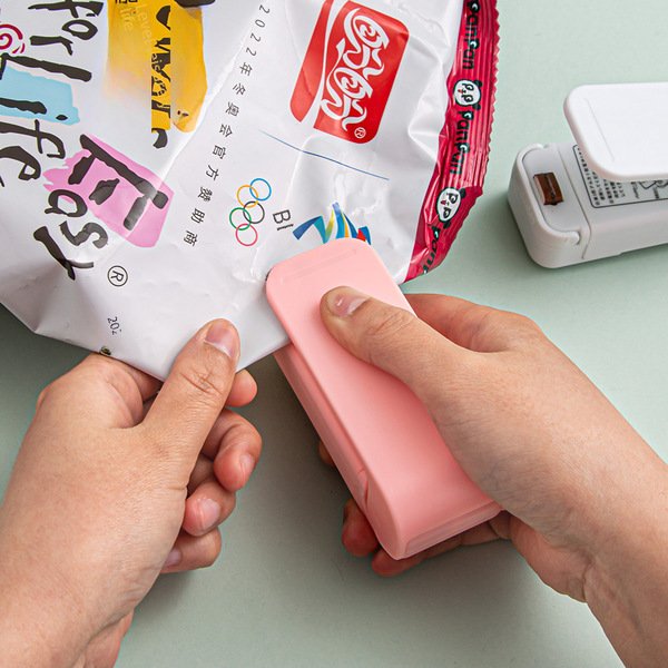 029723cde38453b693bf2e1e7c57bd82.jpg Mini Portable Heat Bag Sealing Machine – Thermal Plastic Food Bag Sealer, Battery Operated